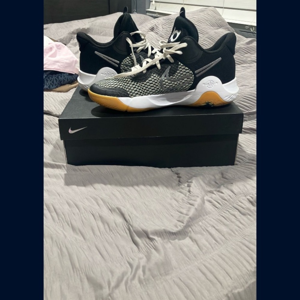 Nike men’s Kevin Durant basketball shoes